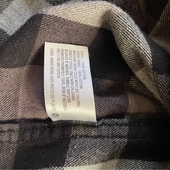 Black and Grey Button Down Flannel in Men’s size Large - Picture 3 of 5